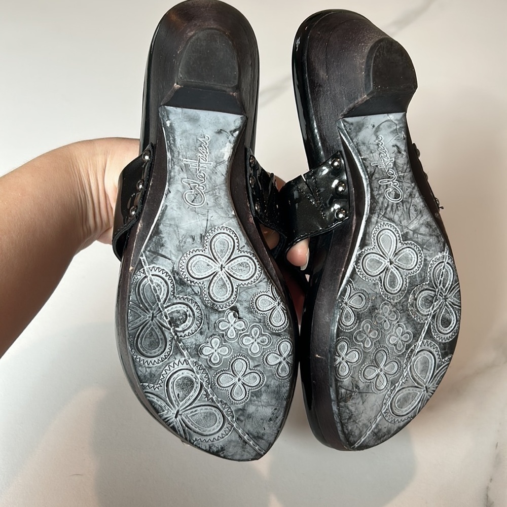 Cole Haan Womens‎ Black Patent Leather Flower Slip On Thong Sandal - Picture 7 of 9